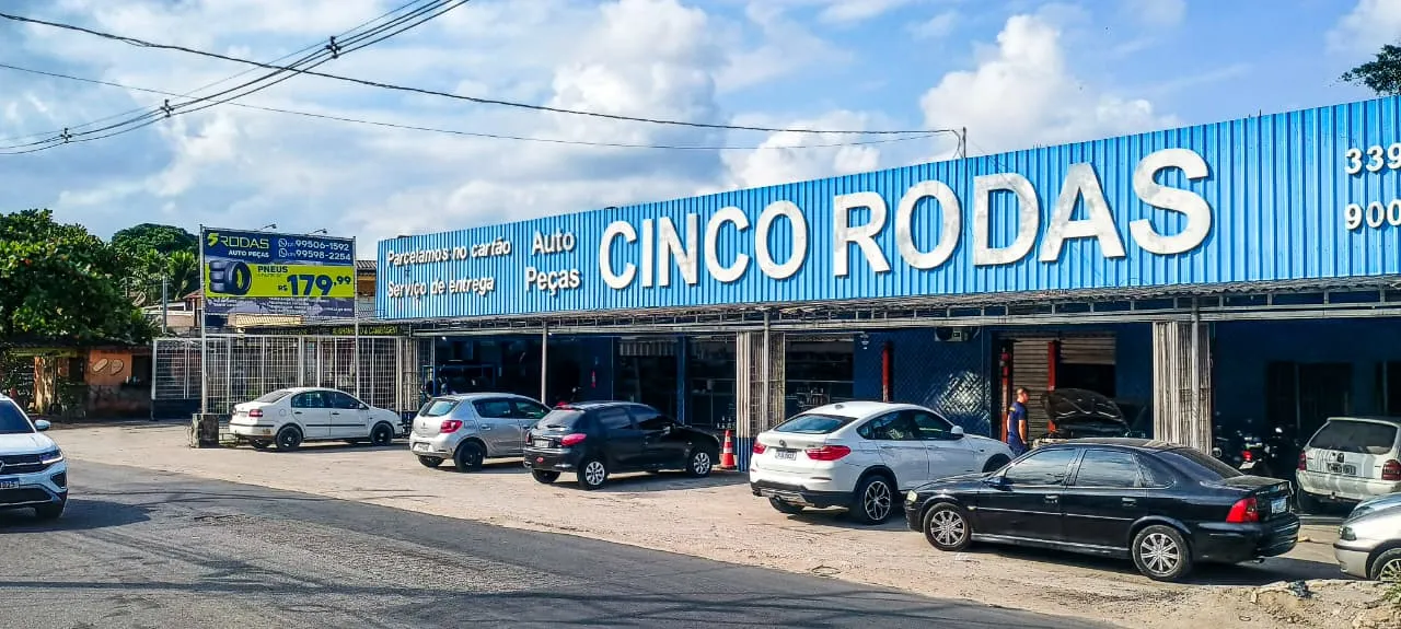Fachada panorâmica da Auto Peças Cinco Rodas em Santa Cruz, Rio de Janeiro
