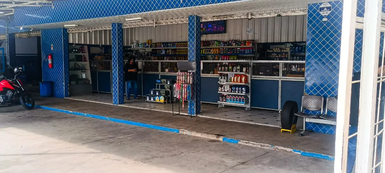 Interior da loja de autopeças Cinco Rodas com balcões organizados em Santa Cruz RJ