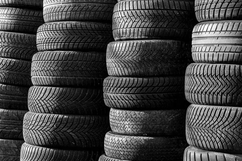 Pneus automotivos empilhados na loja